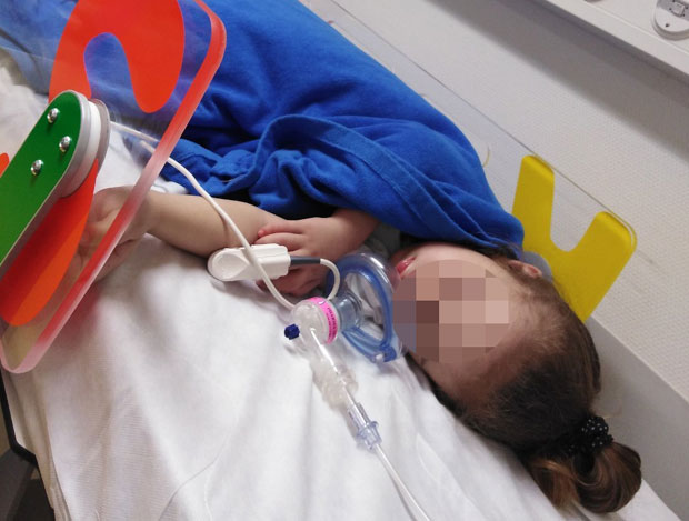 ДЕВОЈЧИЦА БОЉЕ ПОСЛЕ ЛЕЧЕЊА: Мила почела да се игра и смеје